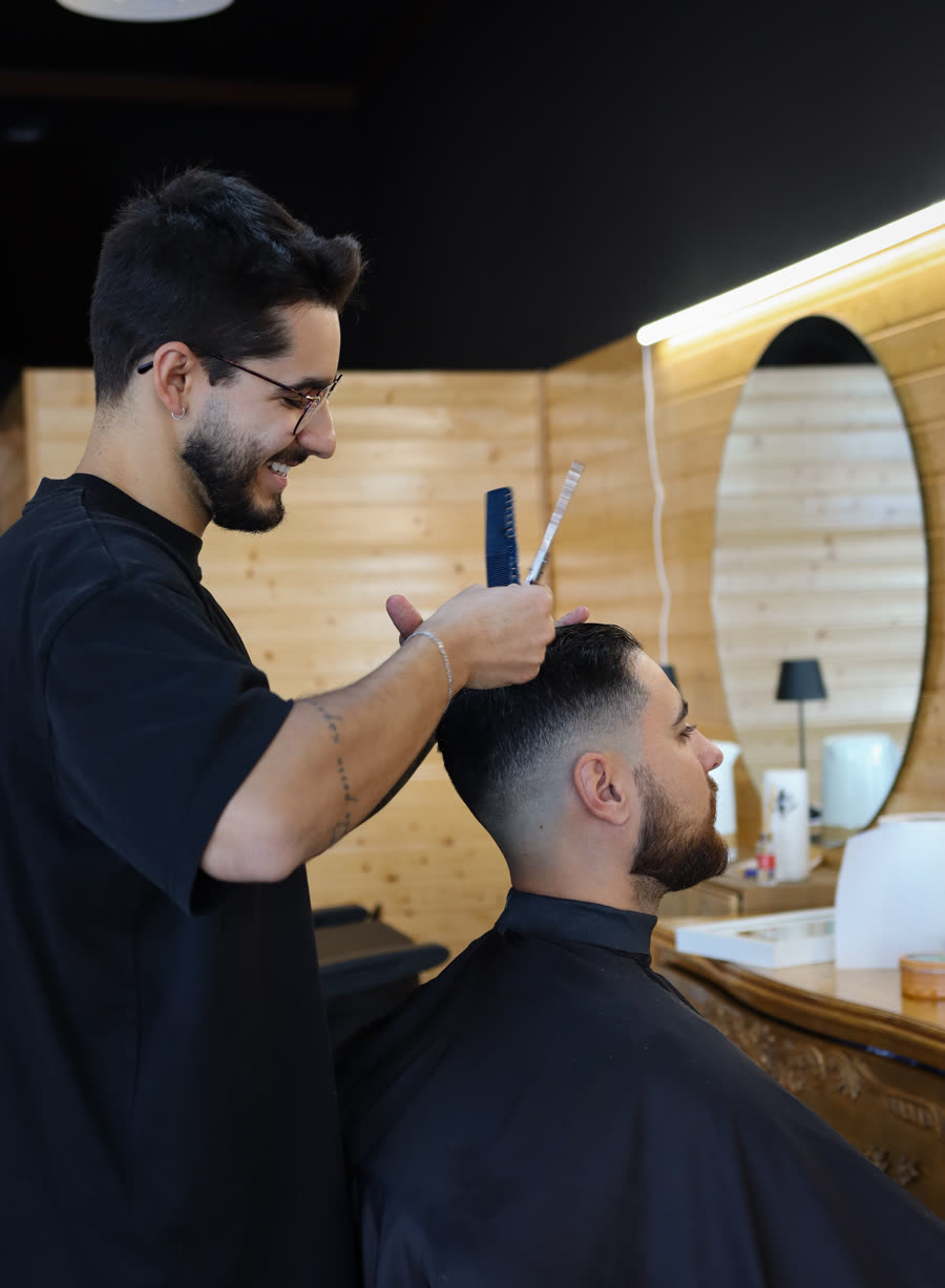 Bruno, barbeiro na Bitencourt Barbershop