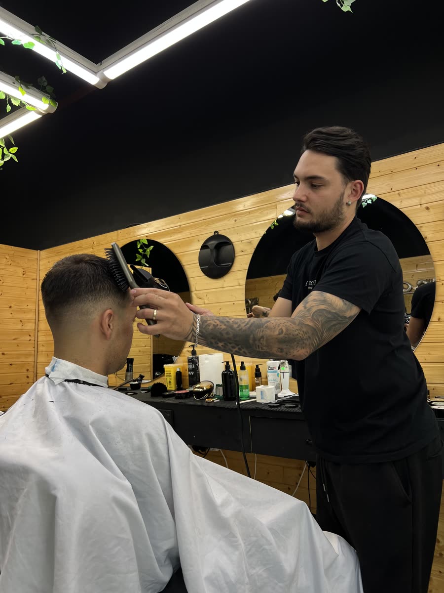 Claudeir, barbeiro na Bitencourt Barbershop