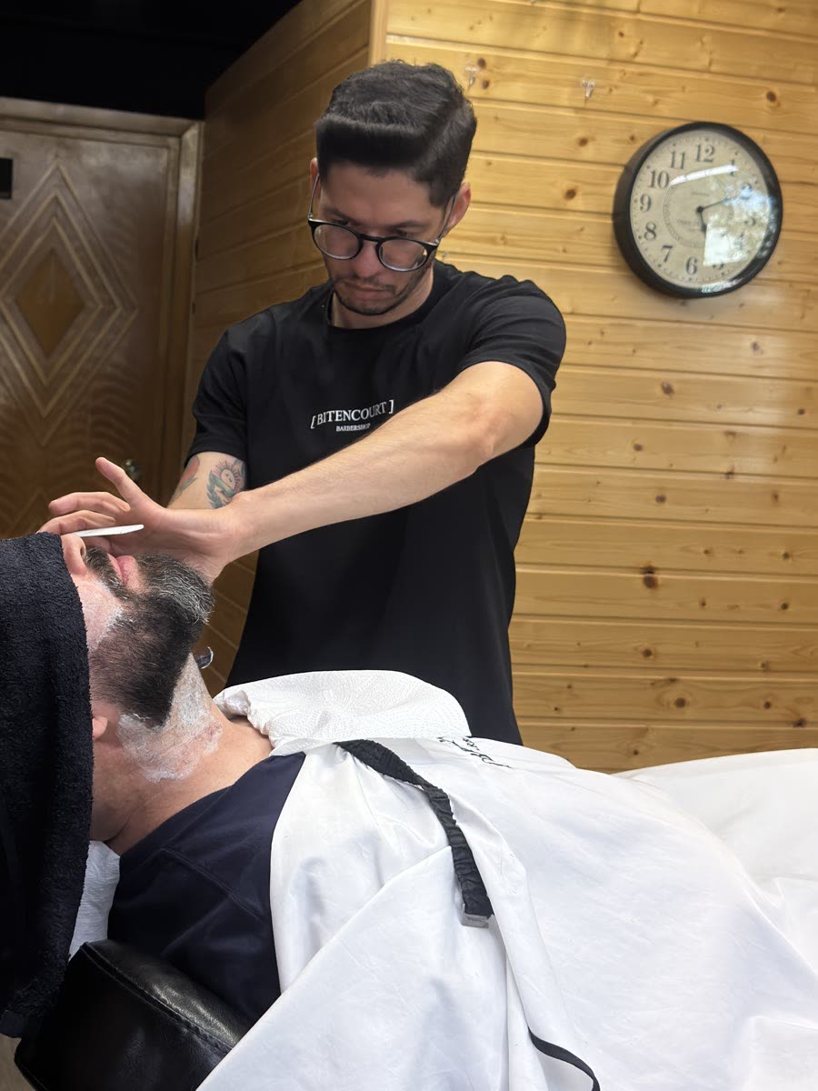 Thiago, barbeiro na Bitencourt Barbershop